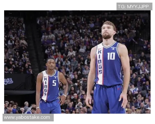 福克斯半场火力全开11投6中斩获15分4篮板4助攻表现出色